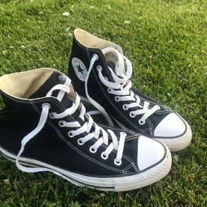 BARELY WORN black and white high top converse